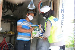 Bagikan Masker dan Sembako di Bangkalan Sembari Berikan Edukasi 5M