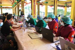 Kapolri dan Panglima TNI Melakukan Pengecekan Vaksinasi Massal Covid-19 Untuk Tekan Angka Penyebaran Virus Corona di Bangkalan