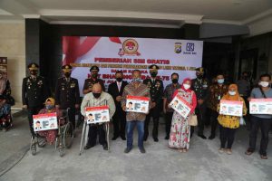 HUT Bhayangkara ke-75 Polres Tulungagung Berikan SIM Gratis Pada Penyandang Disabilitas dan Yang Lahir Pada 1 Juli