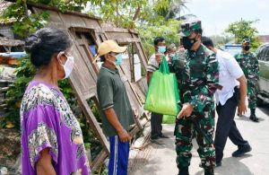 Danrem 081/DSJ Bantu Warga Kurang Mampu di Lokasi TMMD