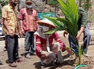 Wakil ketua Komisi IV DPR RI F-PKB Lakukan Penanaman Pohon di Buper LP Ma’arif NU Tulungagung.