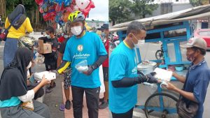 Dandim 0808/Blitar, Bersama Komunitas Sepeda Berbagi Makan Siang, Snack Dan Masker.