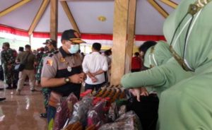 Pemred Media Monitor Hukum Borong Jamu Tradisional Buatan Ibu Persit Kartika Candara Kirana Kodim 0808/Blitar
