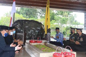 Dandim 0808/Blitar Ziarah dan Tabur Bunga Warnai Hari Pahlawan di Makam Bung Karno.
