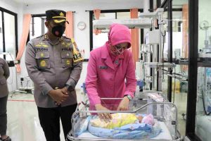 Kapolres Bersama Istri Jenguk Bayi Cantik Yang Ditemukan Didepan Toko Besi, di RSUD Mardi Waluyo