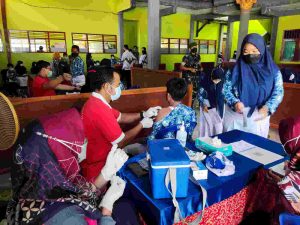 Koramil Kota Kodim 0805/Ngawi Terus Kawal dan Sukseskan Percepatan Vaksinasi Covid-19 di Wilayah Binaan.
