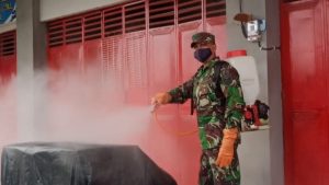 Cegah Penyebaran Covid-19, Anggota Koramil Kanigoro Laksanakan Penyemprotan Disinfektan
