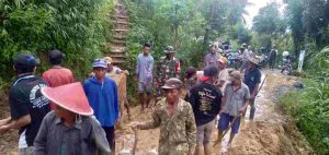 Tiga Pilar Desa Depok Bersama Warga Gotong Royong Bersihkan Akses Jalan Yang Tertimbun Longsor