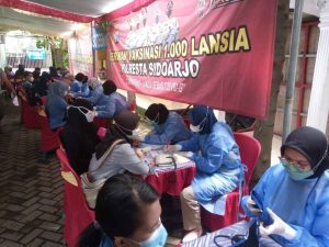 Ika Unair Sidoarjo, YAPPIKA ActionAid, dan Filantropi Indonesia Gelar Vaksinasi Menyasar Lansia