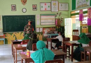 Peduli Pendidikan, Babinsa Sanankulon Pantau PTM di Wilayah Binaan
