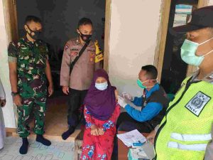 Babinsa 0806/10 Pule Dampingi Petugas Kesehatan Berikan Vaksinasi Kepada Lansia