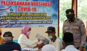 Kapolres Kediri Meninjau Vaksinasi di Ngadiluwih