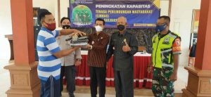 Babinsa 0806/08 Karangan Berikan Pelatihan Peningkatan Kapasitas Tenaga Anggota Satlinmas