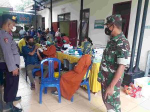 Dukung Program Vaksinasi Aman, Babinsa Koramil 0805/13 Kedunggalar Lakukan Pendampingan.