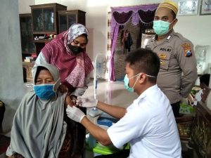 Maksimalkan Capaian Vaksinasi, Tim Vaksinasi Desa Karangdinoyo Berikan Pelayanan Hingga Malma Hari