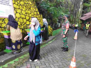Pastikan Disiplin Prokes, Babinsa Koramil 0805/08 Jogorogo Sambangi Tempat Wisata Srambang.