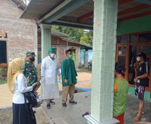 Bersama Bhabinkamtibmas, Anggota Koramil Jogorogo Dampingi Petugas Kesehatan Tracking Warga