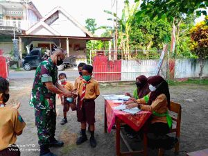 Babinsa Talun, Pantau Kegiatan PTM Secara Langsung di SDN 03 Tumpang