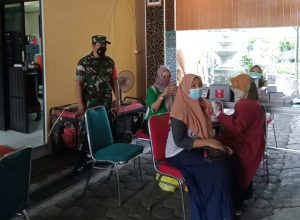 Koramil 0805/02 Paron Pantau Pengamanan Vaksinasi di Wilayah Binaannya.