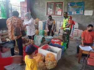Babinsa Koramil 0806/09 Tugu Dampingi Proses Penyaluran Bantuan Sosial Pangan di Desa Binaan