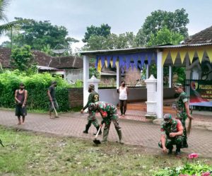 Koramil 0806/08 Karangan Bersama Warga Laksanakan Karya Bakti Pembersihan Masjid Darussalam