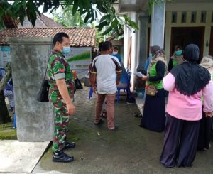 Babinsa Koramil 0805/01 Kota Ngawi Dampingi Vaksinasi Khusus Lansia.