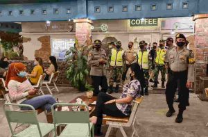 Kodim 0808/Blitar, Laksanakan Operasi Yustisi PPKM Gabungan Secara Humanis.