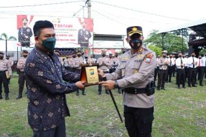 Kapolres Blitar Kota Terima Penghargaan Anugerah TIMES Indonesia Sebagai Man of The Year Blitar 2021.