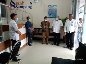 Penyerahan Bentuk Surat Kerja Sama, BPRS Sampang dan Dirut PDAM Sampang.