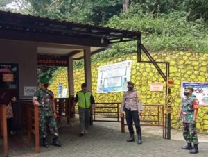 Anggota Koramil Jogorogo Ingatkan Pengunjung Srambang Park Agar Tetap Patuhi Prokes.