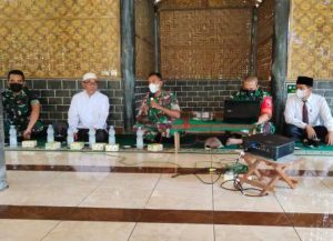 Tim Kampanye Kreatif Kodim Ngawi Sosialisasikan Program Perekrutan Prajurit TNI Bagi Santri dan Lintas Agama.