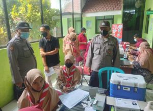 Anggota Polsek Nglegok Pantau dan Amankan Giat Vaksinasi Tahap 2 di Puskesmas.