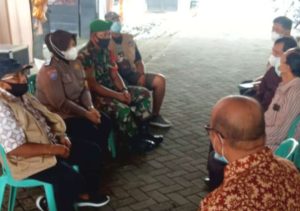 Babinsa Koramil Ngawi Bersama Bhabinkamtibmas Himbau Warga Yang Gelar Hajatan Agar Patuhi Prokes.