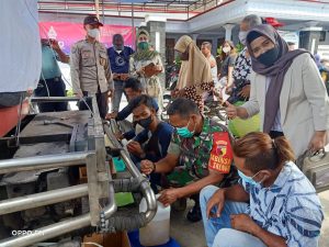 Disperindag Pemkab Blitar Gelar Operasi Pasar Migor Curah di Kelurahan Dandong dan Desa Pakisrejo.