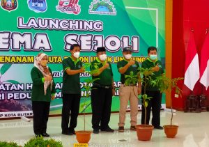 Wali Kota Blitar Launching Gerakan Menanam Sejuta Pohon Untuk Lingkungan.