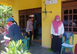 Anggota Polsek Srengat Melaksanakan Pengawasan Serta Pengamanan Kegiatan Vaksinasi di Desa Begelenan. .