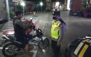 Lindungi Masyarakat, Polsek Sananwetan Bagi Masker kepada Pengendara di Sepanjang Jalan.