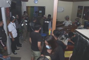 Polisi Polres Blitar Kota Bersama Satpol PP,  Menggelar Razia di Sejumlah Tempat Karaoke.