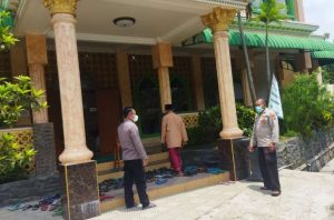 Personil Piket SPKT Polsek Udanawu Laksanakan PAM Sholat Jum’at di Masjid Emastri Baitturohkhim.