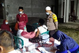 Safari Vaksinasi Desa Karangdinoyo di Akhiri dengan Berbagi Kepada Warga Miskin dan Pemeriksaan Kesehatan Bagi Lansia.