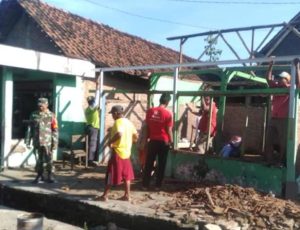 Wujud Kepedulian, Babinsa Koramil 0805/01 Ngawi Gotong Royong Rehap rumah Warga Kurang Mampu.
