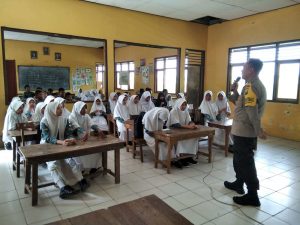 Cegah Aksi Bullying di Sekolah, Bhabinkamtibmas Karangdinoyo Berikan Pesan Kamtibmas Kepada Siswa SD.