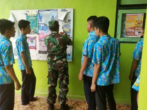 Sambangi Sekolah, Babinsa Jogorogo Sosialisasikan Penerimaan Prajurit TNI.