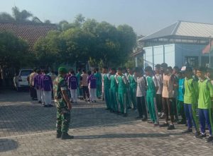 Babinsa Posramil Karanganyar Latih PBB dan Karakter Siswa Siswi SMKN 1 Karanganyar.