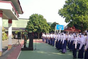 Tanamkan Disiplin, Anggota Koramil Sukorejo Latih PBB Siswa Siswi SMP Negeri 1 Kota Blitar