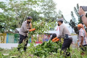 Melalui Kerja Bakti Bersama Warga, Kapolres Blitar Kota Sampaikan Pesan Kamtibmas.