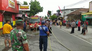 Tabung Gas Bocor Warung Makan Cepat Saji Samchick di Kelurahan Nglegok Ludes Dilalap Api.