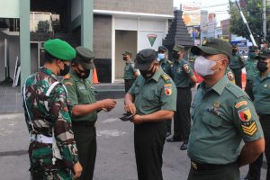 Cegah Pelanggaran, Pgs.Pasi Intel Kodim 0808/Blitar Sidak HP Anggota.