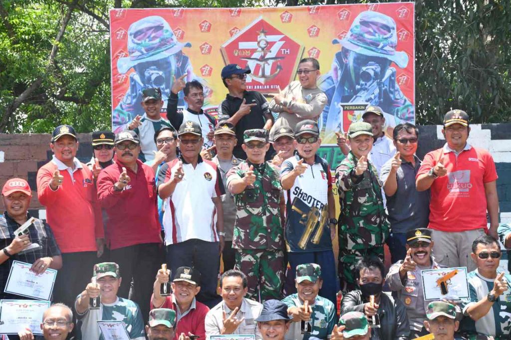 Danrem Kolonel Deni Ikuti Lomba Menembak Sinergitas HUT ke-77 TNI di Nganjuk.