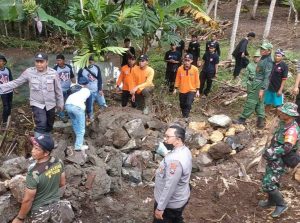 Anggota Polsek Wates Bersama Warga Gotong-royong Perbaiki Jembatan Rusak Akibat Banjir.